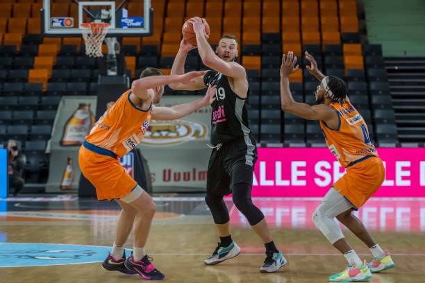 他到底凭什么🙄？瑞秋陪伴罗伯森在法甲打季后赛 晒照秀恩爱