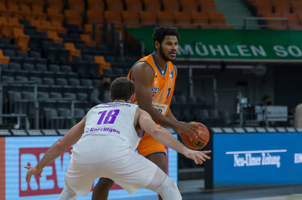 不止于“皮肤”：当非遗剪纸成为益世界《这城有良田》城池生长的“肌理”